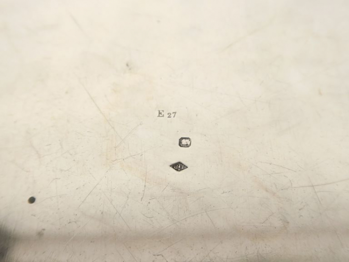 Plat rond de style Louis XV en argent, poinçon Minerve, modèle à filet