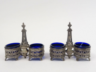 Vente aux enchères Paire de salerons doubles de style Louis XVI en argent, à décor ajouré
