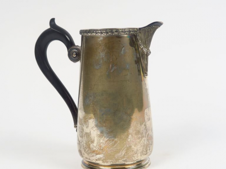 Verseuse de style Louis XVI en argent, poinçon Minerve, à décor de fri