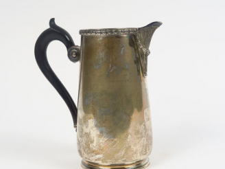 Vente aux enchères Verseuse de style Louis XVI en argent, poinçon Minerve, à décor de fri