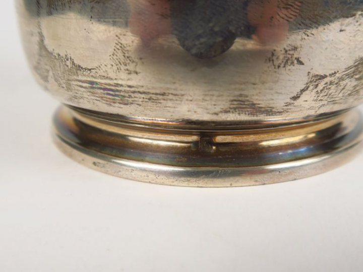 Verseuse de style Louis XVI en argent, poinçon Minerve, à décor de fri