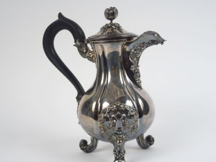 Cafetière de style rocaille en argent, poinçon Minerve, panse à décor 