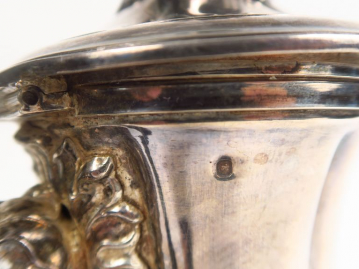 Cafetière de style rocaille en argent, poinçon Minerve, panse à décor 