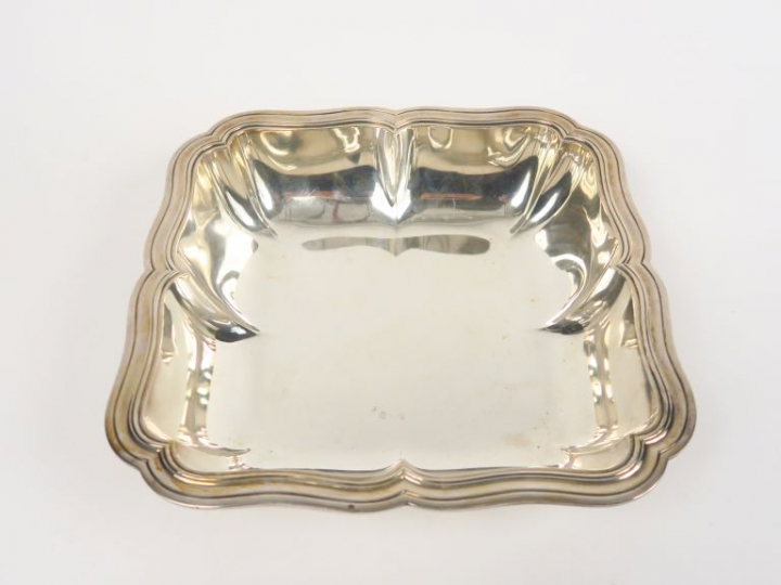 Jatte creuse de style Louis XV en argent, modèle à filet. Poids. 817 g