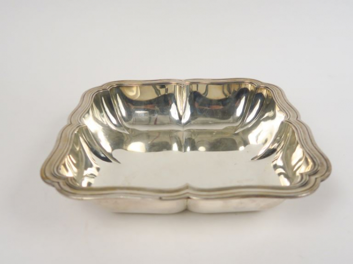 Jatte creuse de style Louis XV en argent, modèle à filet. Poids. 817 g