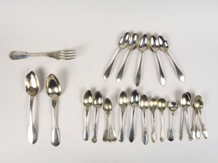 Ensemble de couverts en argent, français ou etrangers.  Poinçons dépar