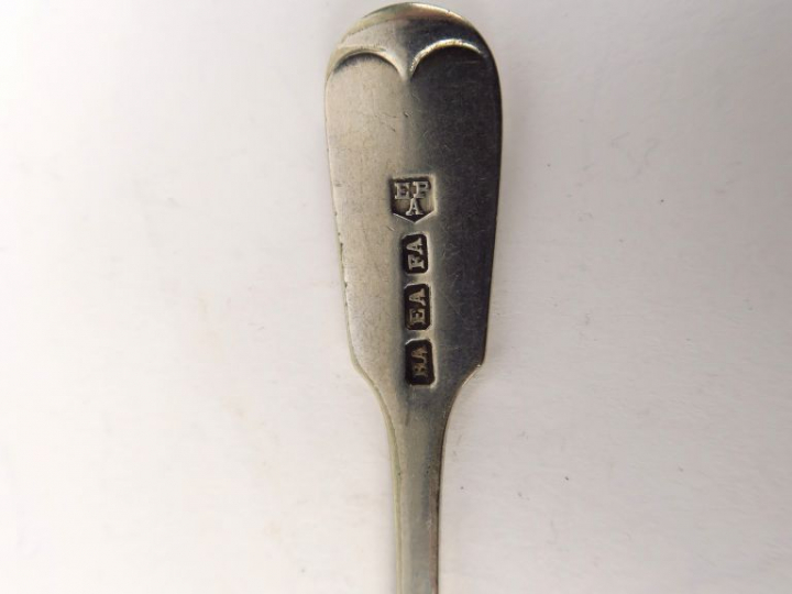 Ensemble de couverts en argent, français ou etrangers.  Poinçons dépar