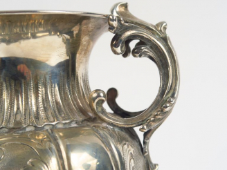 Vente aux enchères Vase à anses en argent 800 millièmes, panse à décor de cannelures et d