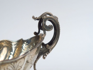 Vente aux enchères Coupe oblongue sur talon en argent 800 millièmes, à décor ciselé et ap