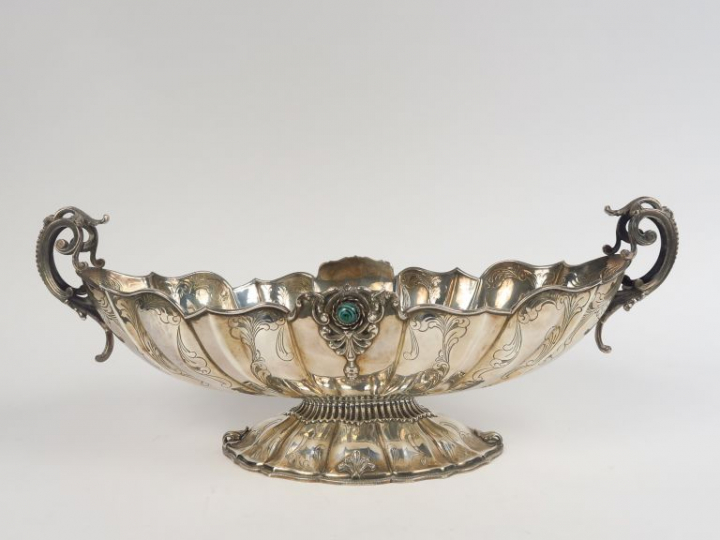 Coupe oblongue sur talon en argent 800 millièmes, à décor ciselé et ap