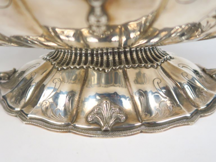 Coupe oblongue sur talon en argent 800 millièmes, à décor ciselé et ap