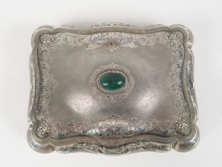 Coffret de style rocaille en argent 800 millièmes, à décor de rinceaux