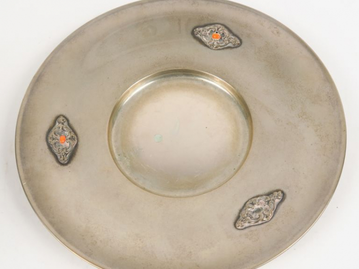 Aiguière et son présentoir en argent 800 millièmes, à décor appliqué à