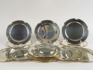 Vente aux enchères CALDERONI. GIOIELLI à Milan.  Suite de 12 assiettes à dessert en argen