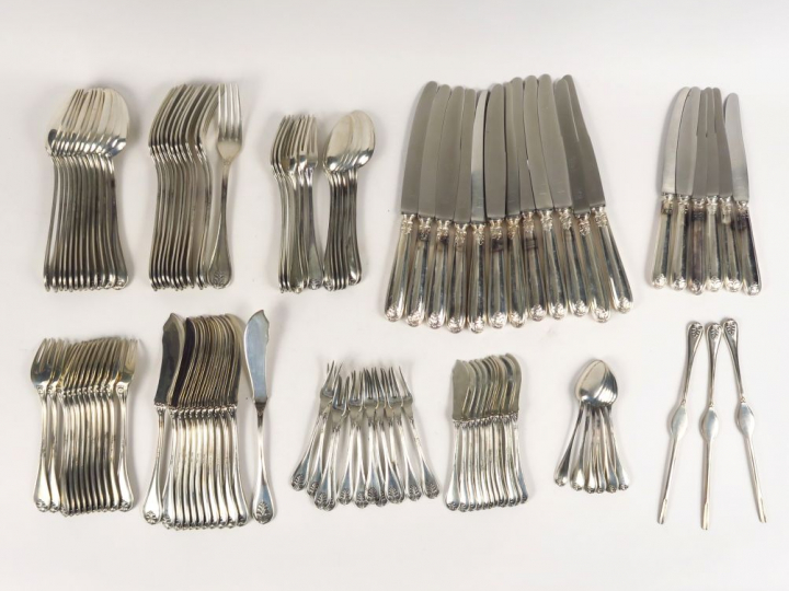 Partie de ménagère en argent 800 millièmes, modèle à double palmettes.