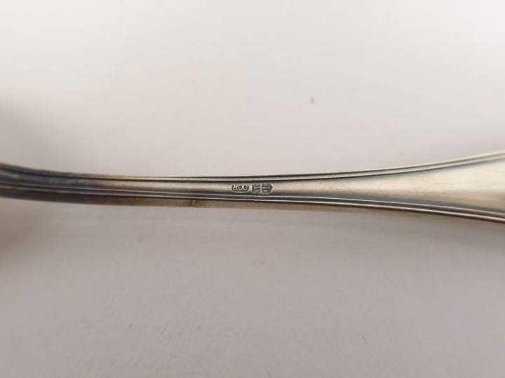 Partie de ménagère en argent 800 millièmes, modèle à double palmettes.