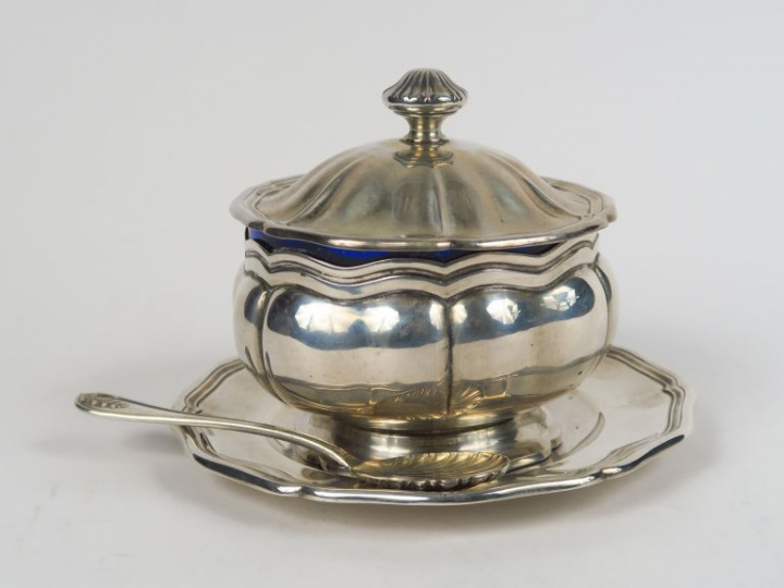 Sucrier et son présentoir de style Louis XV en argent, 800 millièmes. 