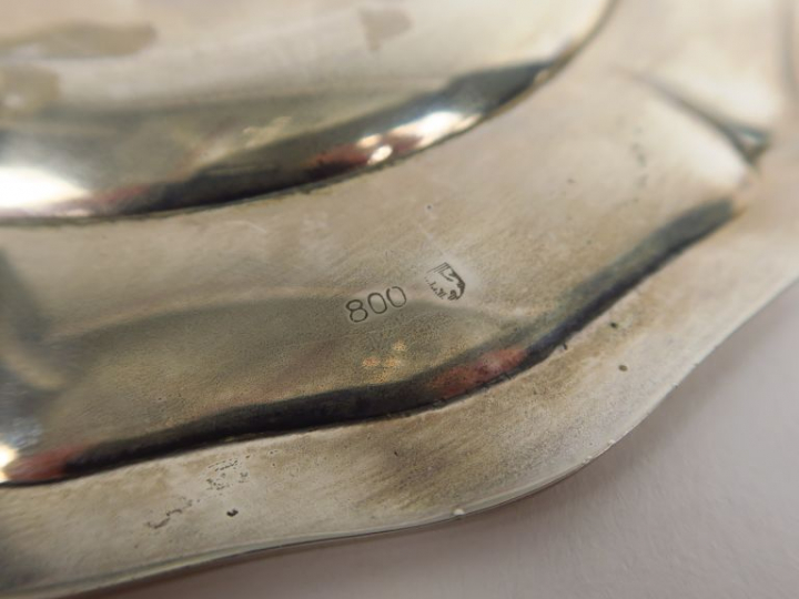 Sucrier et son présentoir de style Louis XV en argent, 800 millièmes. 