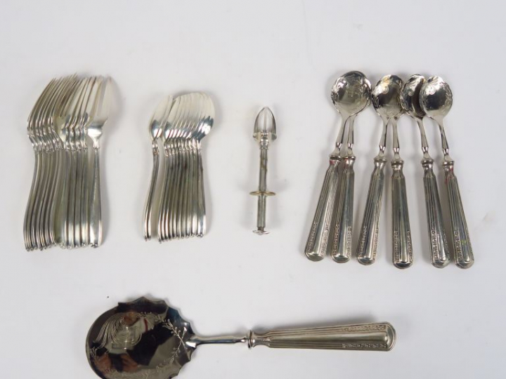 Douze fourchettes à dessert et douze petites cuillères en argent 800 m