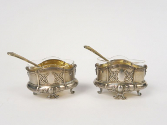 Vente aux enchères Paire de salerons de style Louis XVI en argent, poinçon Minerve, à déc