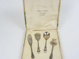 Vente aux enchères Service à douceurs en argent, poinçon Minerve, à décor de rinceaux feu