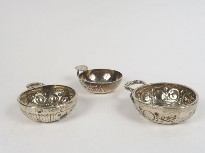 Ensemble comprenant trois différents tastes vin en argent.  Poinçon Mi