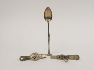 Vente aux enchères Lot comprenant :  - une cuillère en argent, poinçon Minerve.  - deux d