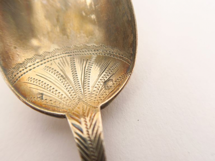 Lot comprenant :  - une cuillère en argent, poinçon Minerve.  - deux d