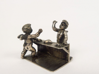 Vente aux enchères Sujet en argent 800 millièmes, à décor de deux amours.  Poids. 26,50 g