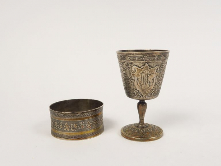 Lot comprenant un rond de serviette et un coquetier en argent, poinçon