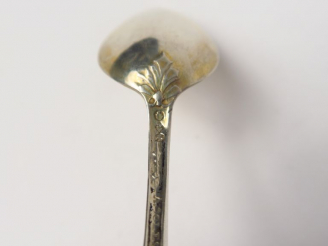 Vente aux enchères Suite de douze petites cuillères en argent et vermeil, poinçon cygne. 