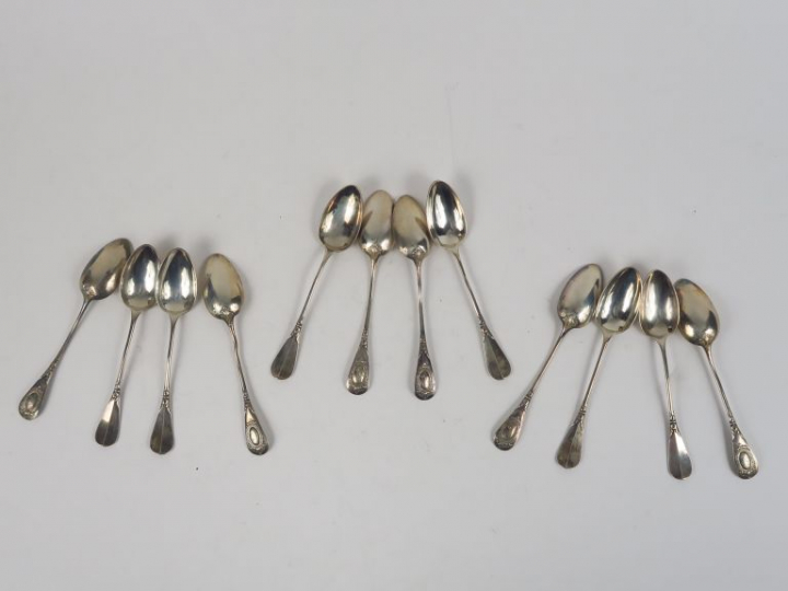Suite de douze petites cuillères en argent, poinçon Minerve, à décor d