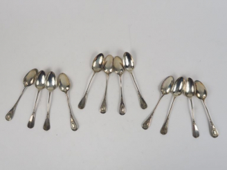 Vente aux enchères Suite de douze petites cuillères en argent, poinçon Minerve, à décor d