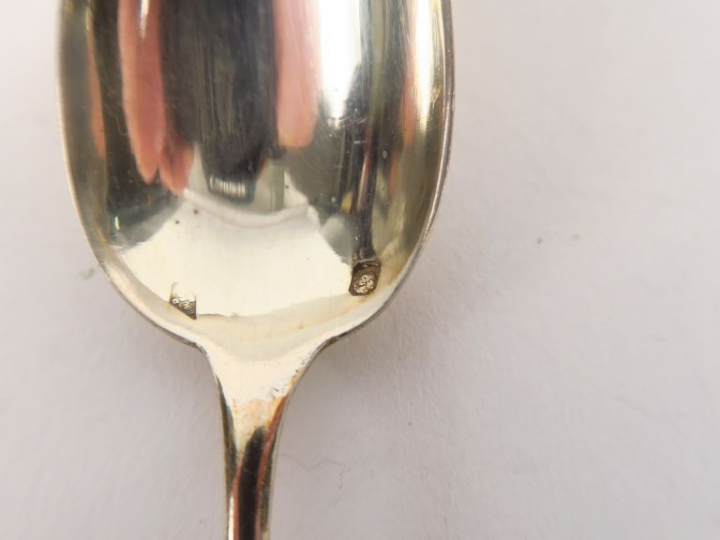 Suite de douze petites cuillères en argent, poinçon Minerve, à décor d