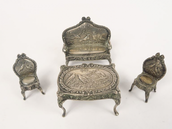 Petit mobilier en argent comprenant un canapé, une paire de chaises et