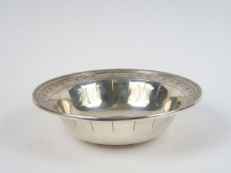 Vente aux enchères Jatte creuse en argent sterling, à décor ciselé et repoussé de fleurs.