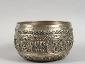 Vente aux enchères Coupe à offrandes birmane en argent repoussé, à décor de personnages. 