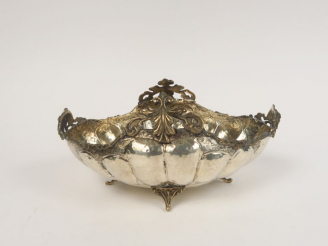 Vente aux enchères Coupe sur pied en argent martelé, à décor de godrons et de feuilles d'