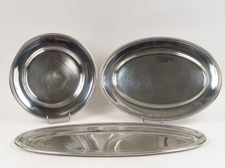 CHRISTOFLE. Suite de trois plats en métal argenté, à décor de rang de 