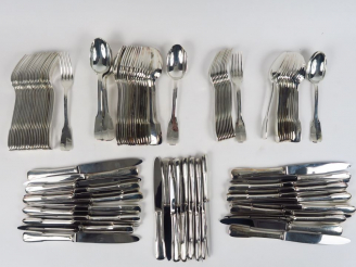 Vente aux enchères Partie de ménagère en métal argenté, modèle uniplat. Comprenant :  - v