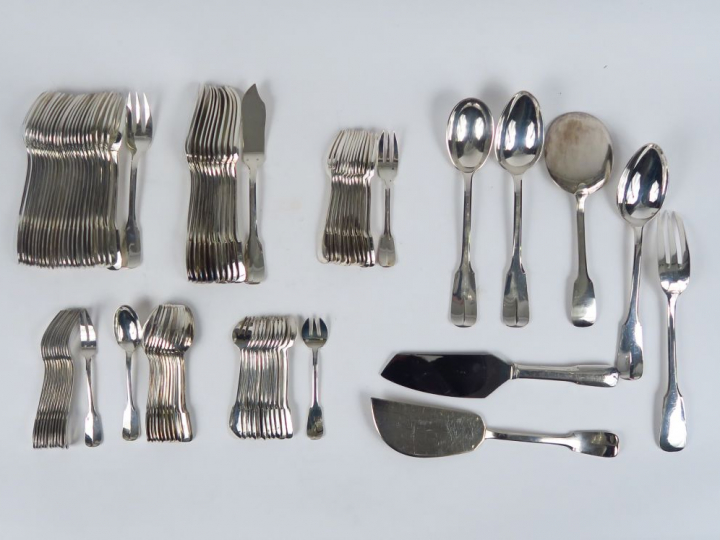 Partie de ménagère en métal argenté, modèle uniplat. Comprenant :  - v