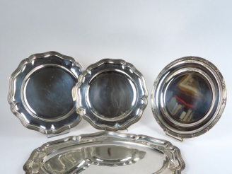 Vente aux enchères Deux plats rond et un plat ovale de style Louis XV en métal argenté, m