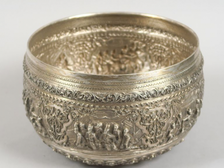 Coupe à offrandes birmane en argent repoussé, à décor de personnages. 