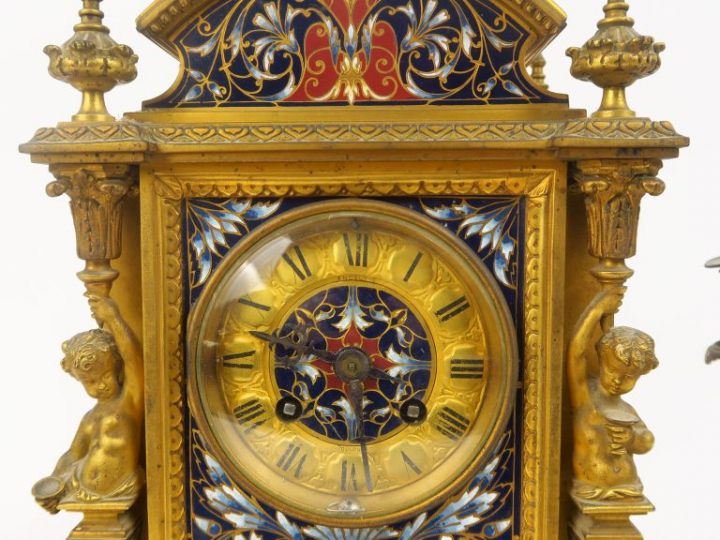 Garniture Napoléon III en bronze et émaux polychromes. Comprenant : - 