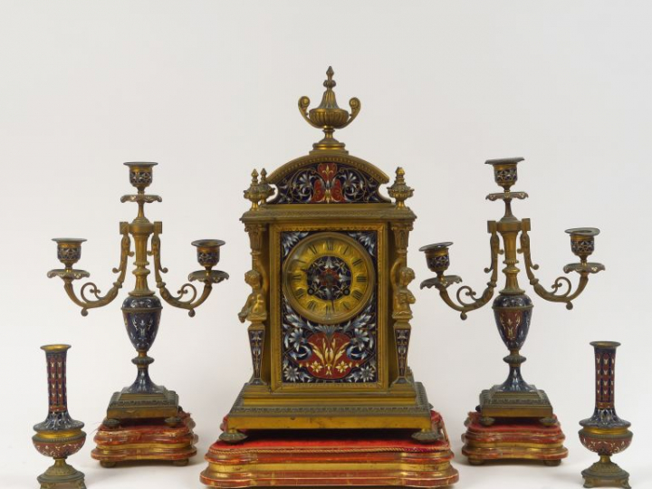 Garniture Napoléon III en bronze et émaux polychromes. Comprenant : - 