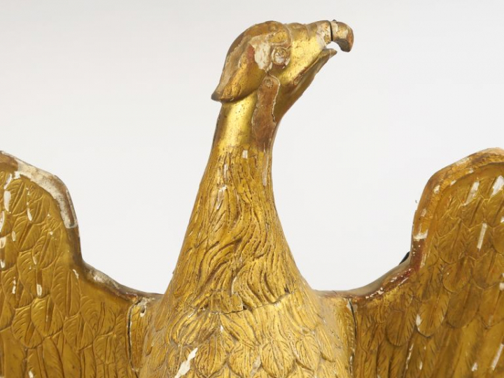 Lutrin fin XVIIIème en bois et stuc doré figurant un aigle aux ailes d