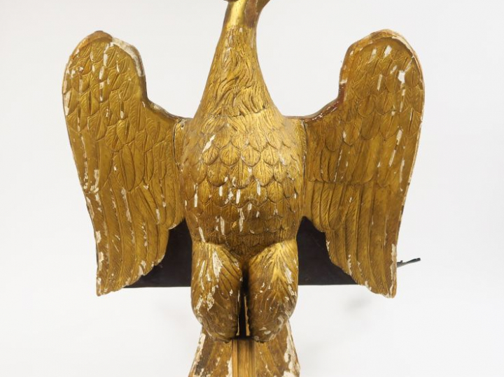 Lutrin fin XVIIIème en bois et stuc doré figurant un aigle aux ailes d