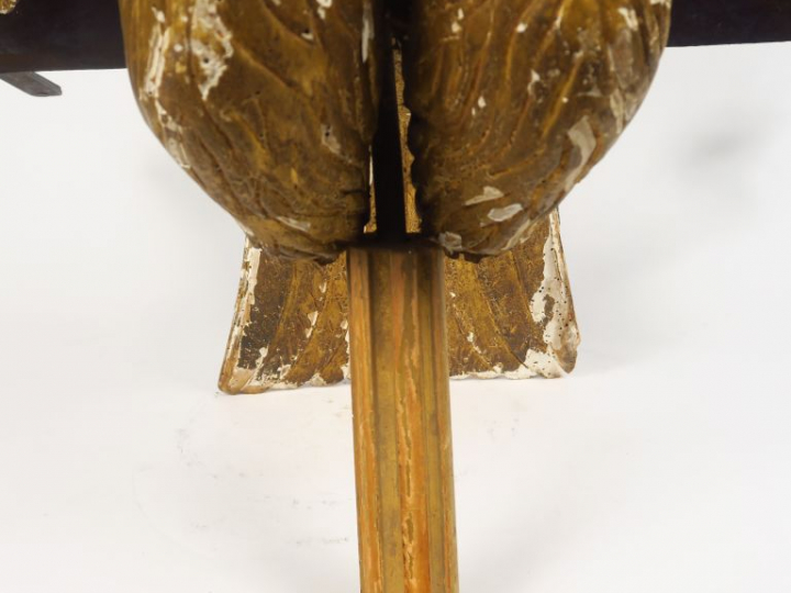 Lutrin fin XVIIIème en bois et stuc doré figurant un aigle aux ailes d