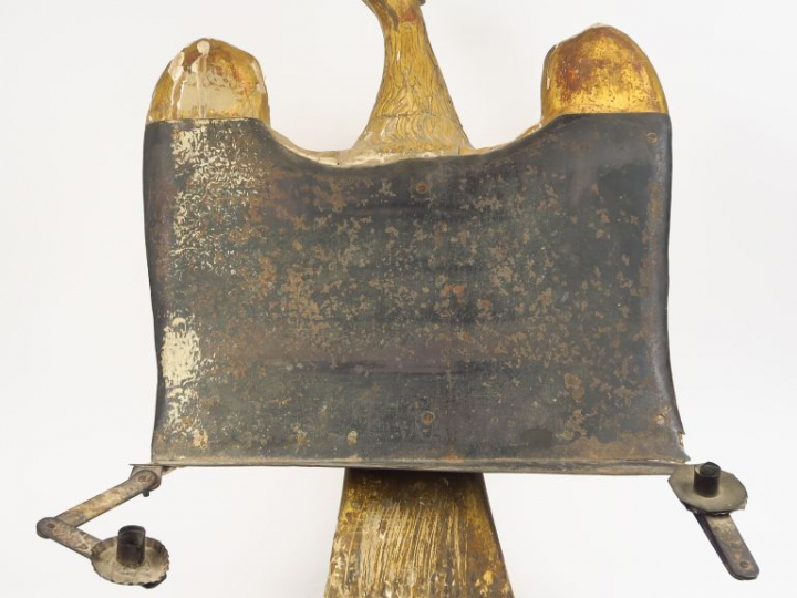 Lutrin fin XVIIIème en bois et stuc doré figurant un aigle aux ailes d