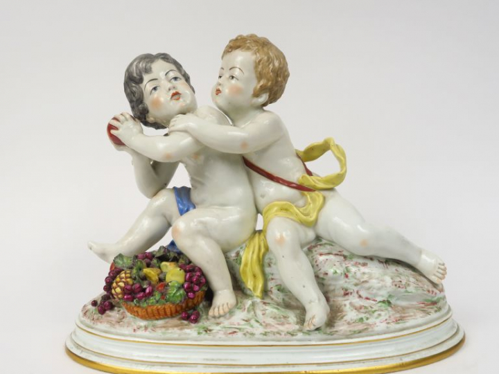 "Amours à la corbeille de fruit" Groupe en porcelaine polychrome de Ca
